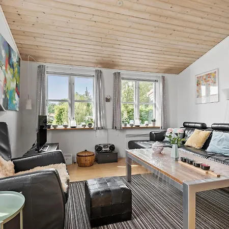 Dom wakacyjny 2 Bedroom Beautiful In V