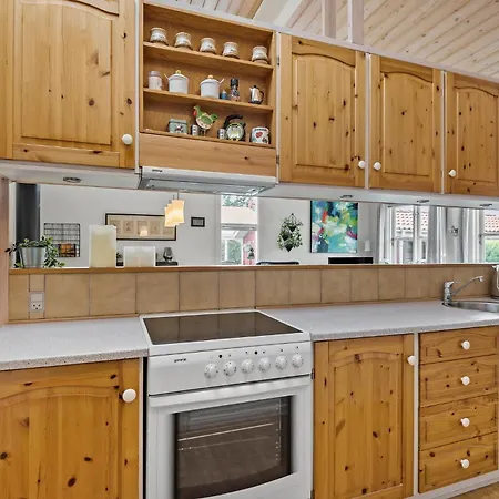 Dom wakacyjny 2 Bedroom Beautiful In V *